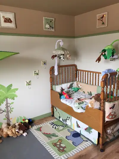Couchette pour bébé et literie complète au thème de la jungle