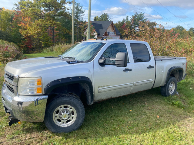 2010 Chevy Silverado 2500 with western plow in Cars & Trucks in Sudbury - Image 3