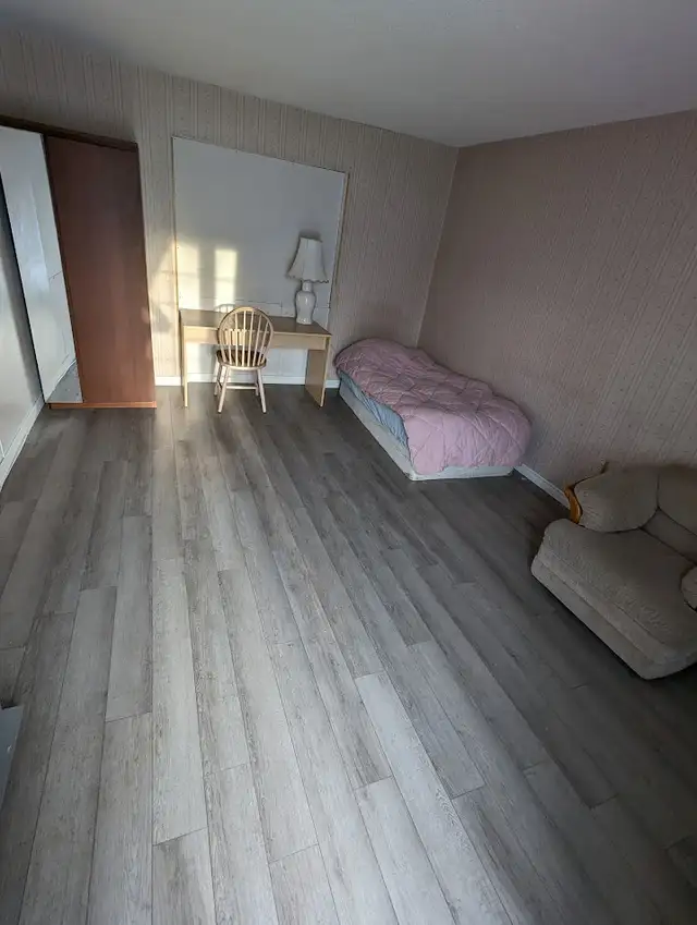 Huge Room For Rent in Townhouse Near Carleton U. ASAP