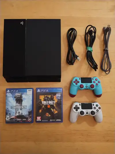 Playstation 4 avec deux manettes et deux jeux : Star Wars Battlefront Call of Duty Black Ops