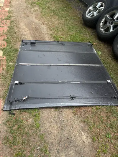 Hard top tonneau cover couple small dings still good condition asking 200 make a offer over 600$ new