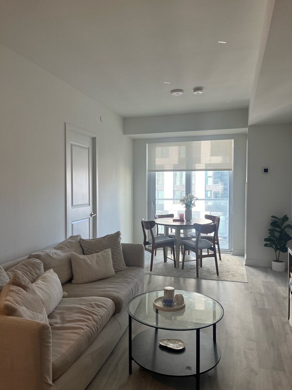 One bedroom+ private washroom close to Eaton Center 4