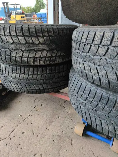 Je vends un ensemble de quatre pneus d'hiver Toyo Observe GSI6 de taille 235/65R18 en e/bonne condit...