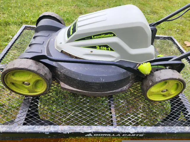 Lawn Master  Electric Corded Green Lawnmower 2 in 1 ME1018X in Lawnmowers & Leaf Blowers in Windsor Region - Image 8