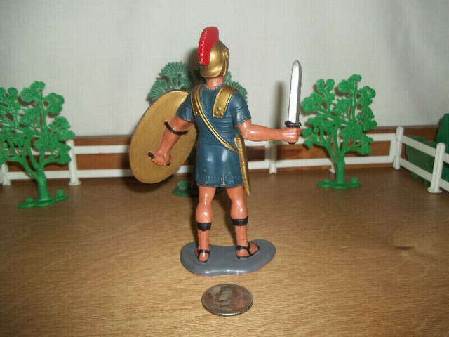 Vintage roman warrior action figure with sword and shield dans Jouets et jeux  à Ville de Montréal - Image 3