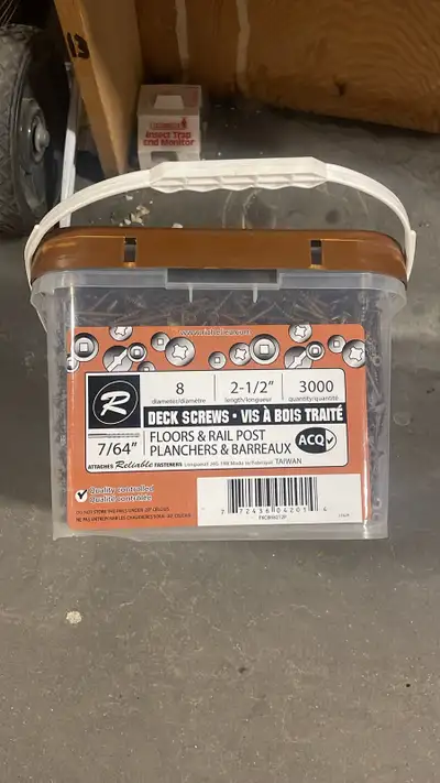 Deck screws. Unopened bucket of 3000. Located in Wetaskiwin