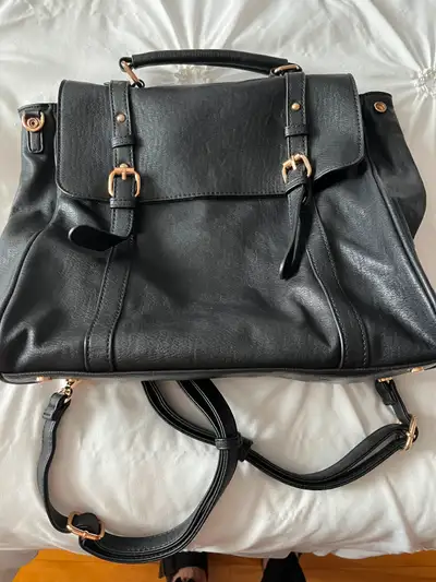 Sacoche noire qui se transforme en sac à dos avec intérieur vaste pour 40$. Sacoche argent de soirée...
