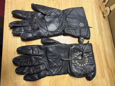 Leather motorcycle gloves size large Great shape Located in Komoka