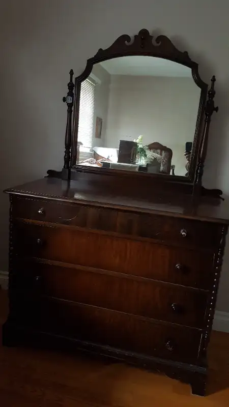 Antique dresser in Dressers & Wardrobes in City of Toronto - Image 8