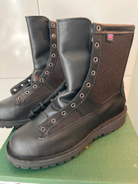 Men’s boots Danner  Gore Tex size 11 EE NEW