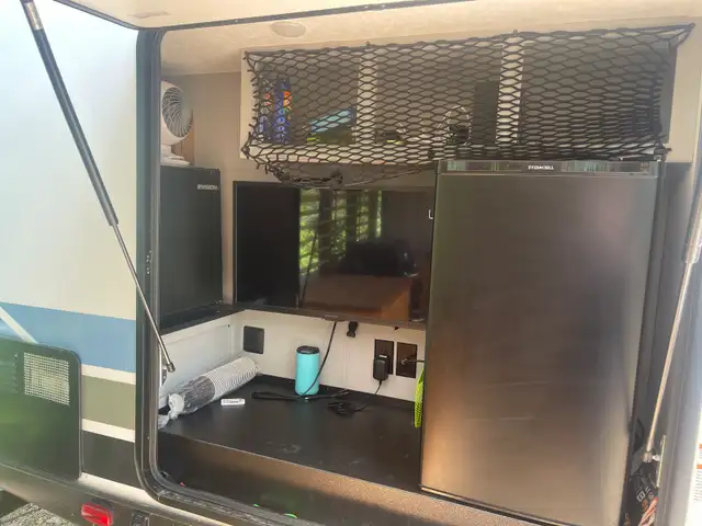 Enjoy the summer with this trailer on a seasonal lot in Travel Trailers & Campers in Regina - Image 4