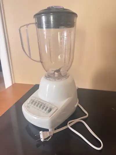 One Hamilton Beach Juicer Maximum power 350W 120 V 50 - 60 Hz It can extract juice from vegetables a...