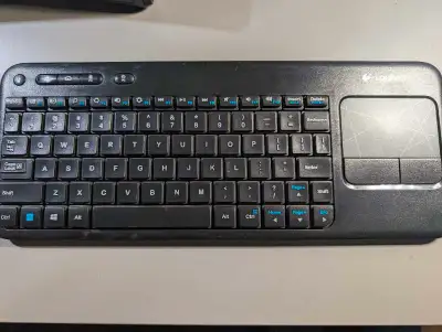 This is a used Logitech K400R wireless keyboard with a built-in touchpad, perfect for home theatre P...