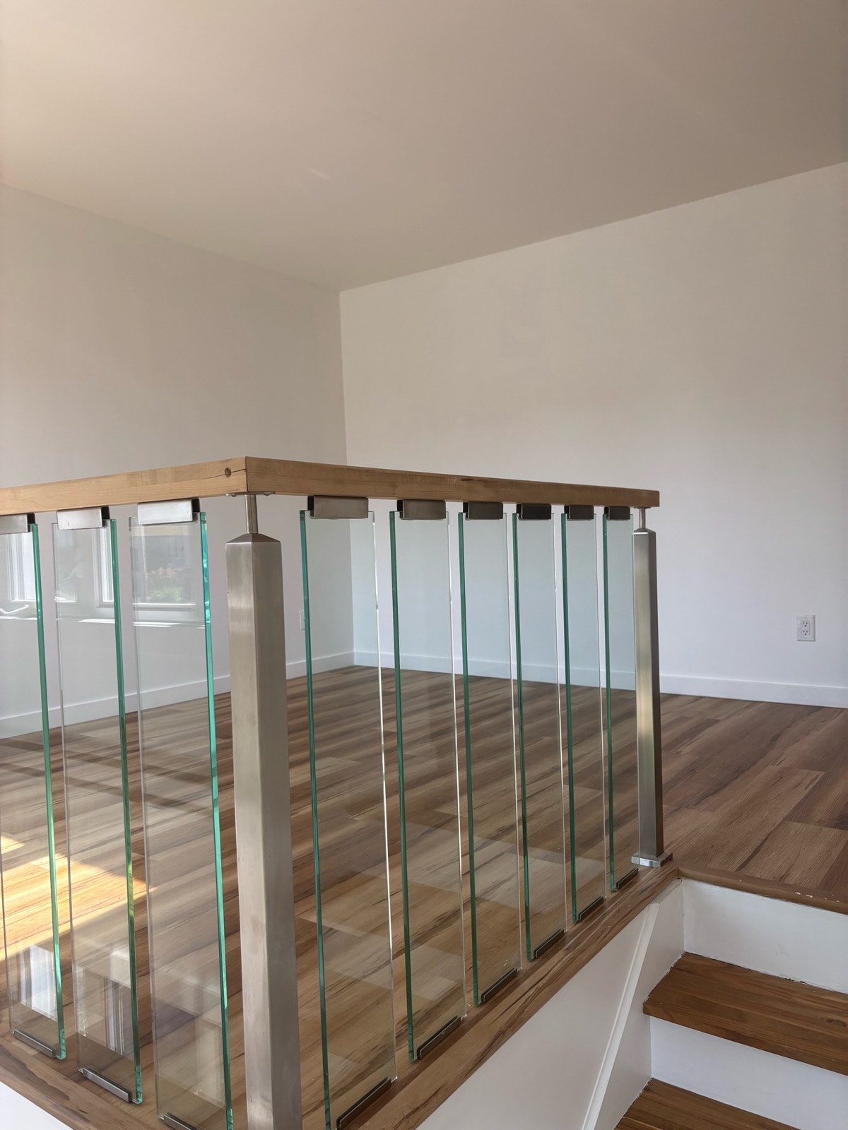 Grand 6 1/2 complètement renové -Saint-Hubert-Disponible. — photo 2