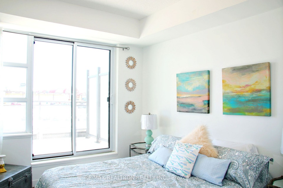 Beautiful Condo with 1 Bedroom + Den with Huge Terrace! 4