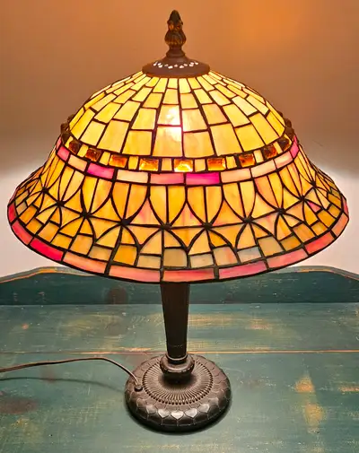ELEGANT VINTAGE TIFFANY STUDIOS NEW YORK STYLE GLASS AND BRONZE DESK / TABLE LAMP, 14" DIAMETER AND...