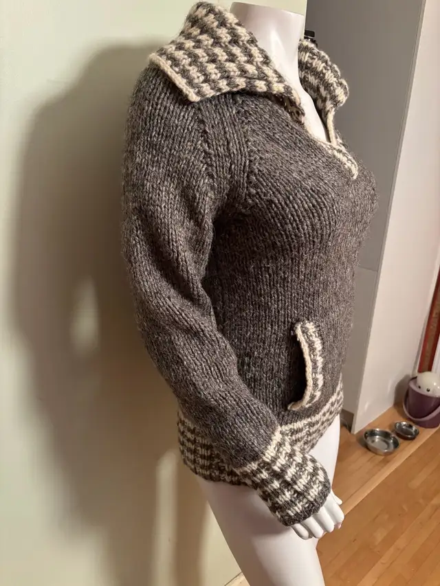 Wool Handknit Sweater in Women's - Tops & Outerwear in Kitchener / Waterloo - Image 3