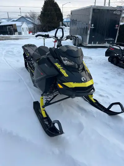 Summit x 850 e-tec 6939km Toujours entretenu avant la saison 165 de pont Laye challenger en bon état...