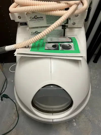 Keep your cat's litter box fresh and clean with this used CatGenie self-washing litter box! This aut...