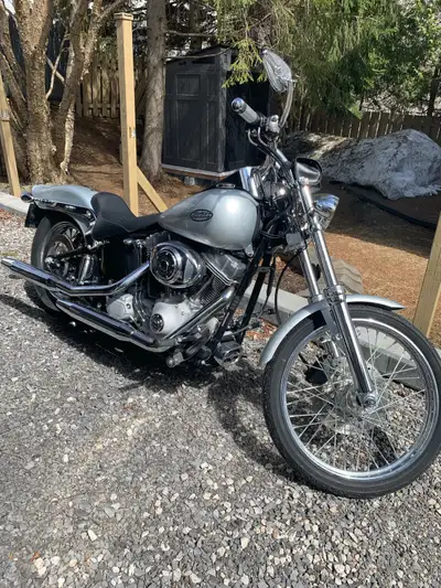 Un seul propriétaire Inclus: Siège passager, dossier, pare-brise, housse, support à moto.