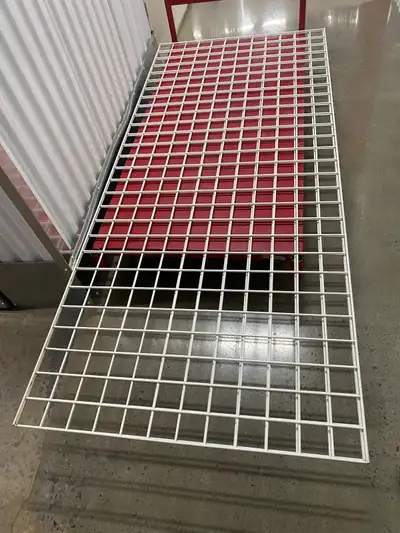 (4) Grilles 7pi x3pi + crochets adaptés + support, View more