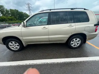 2003 Toyota highlander 4wd automatique très bon état très bien entretenu. 3ieme propriétaire. Planch...