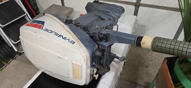 Evenrude 9.9 Outboard motor in Fishing, Camping & Outdoors in Norfolk County - Image 3