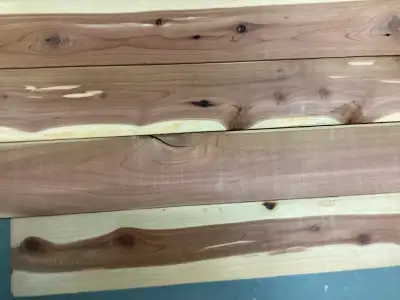 32 pi carrés de planche de cèdre rouge aromatique pour votre garde-robe. Bords embouvetés ( rainures...