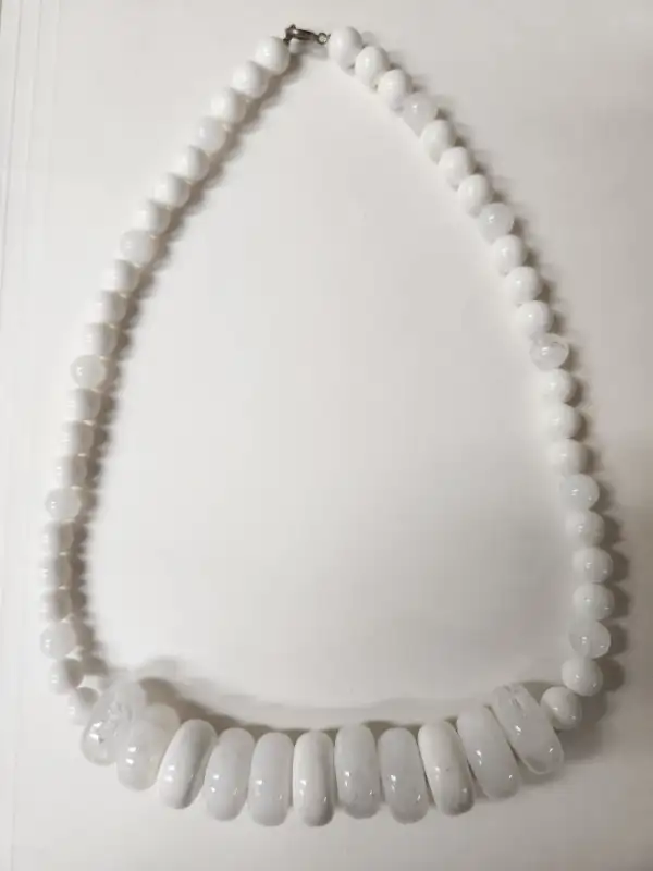 Vintage Shiny & Pearlized White Bead Necklace in Arts & Collectibles in Mississauga / Peel Region - Image 2