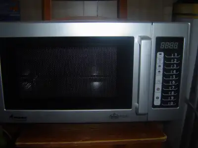Four micro-ondes commercial neuf de marque Amana.120 v, 1000 watts. Interieur en inox. Vient avec le...