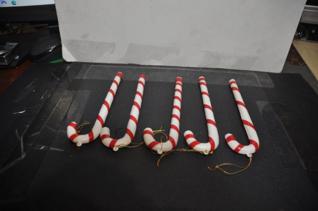 Vintage lot of 12 Candy Cane Christmas Ornaments for tree decora in Toys & Games in Victoriaville - Image 3