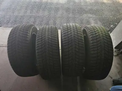 Je vends un ensemble de 4 pneus d’hiver Continental WinterContact SI Plus, utilisés seulement 2 hive...
