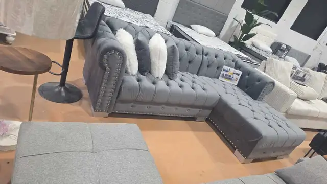 sofa sectionel  in Couches & Futons in City of Montréal - Image 3