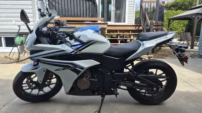 Moto très bien entretenue chez le concessionnaire, jamais accidentée avec très bas kilométrage pour...