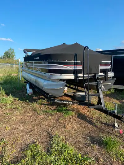 I am selling 2016 Sun tracker pontoon. It’s a 20 foot fishing barge signature series.Very good condi...