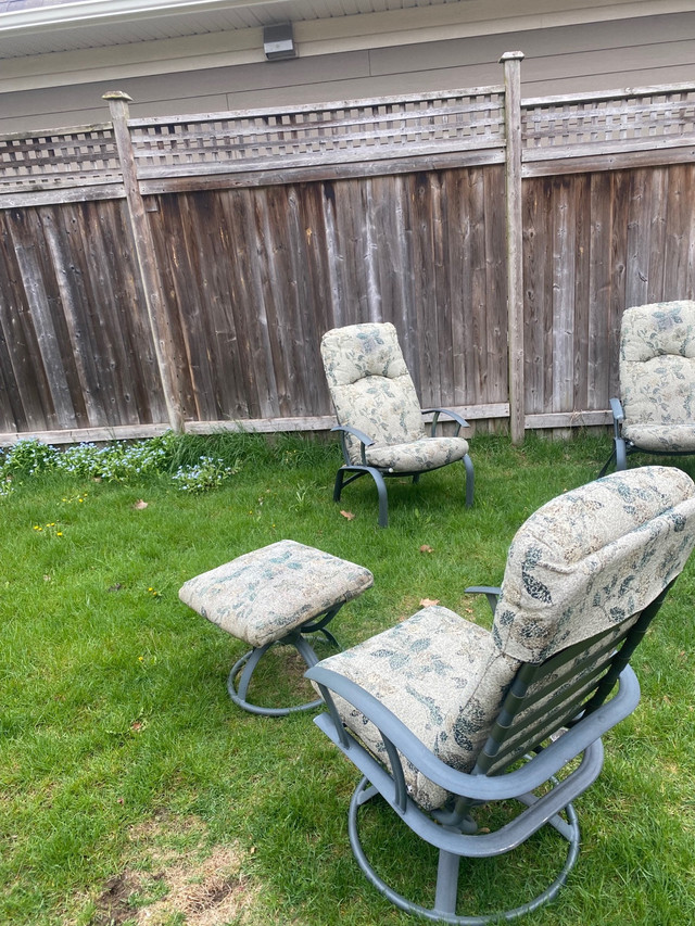 Patio chairs set with table.  in Patio & Garden Furniture in Oakville / Halton Region