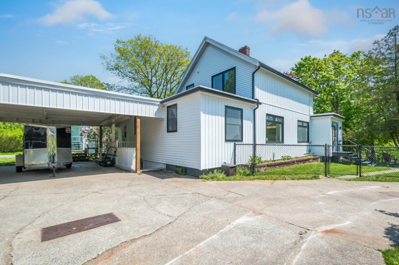 BEAUTIFUL 4 BED 2.4 BATH HOUSE DOWNTOWN DARTMOUTH SEPTEMBER 1S Long