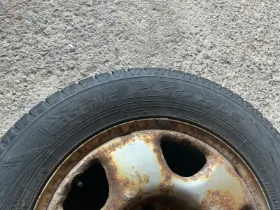 4 Pneu d'hivers Toyo Observe GSI 6 LS 225/65R17 Il reste environ 8 à 9/32ie sur chaque. (neuf 12/32)...