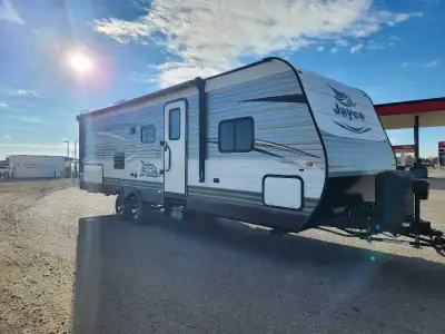 Comes with equalizer hitch, ground mat, inverter, bunk ladder, 2 propane tanks and 2 batteries. Big...