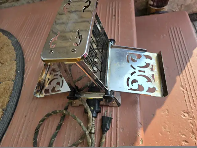 ANTIQUE TOASTER in Toasters & Toaster Ovens in Mississauga / Peel Region - Image 4
