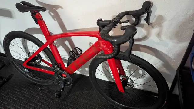 Trek Madone SL6 Sz 52 in Road in Kitchener / Waterloo - Image 3