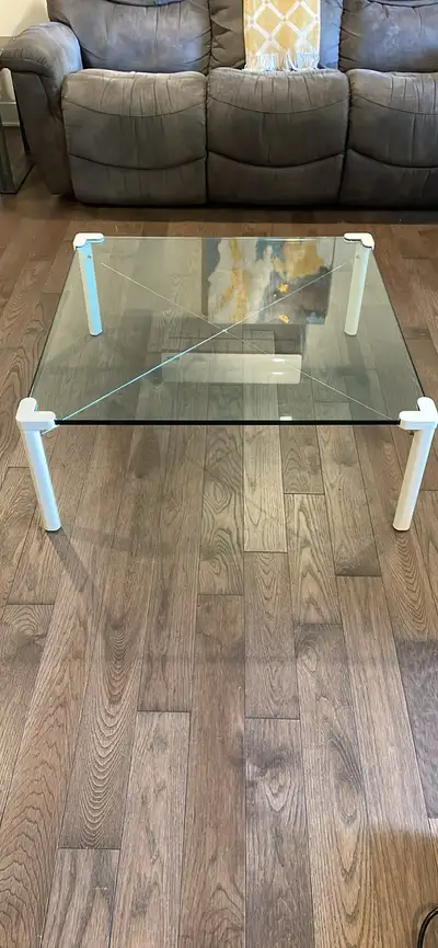 Table de salon / table basse Patte en metal et vitre sur le dessus Solide Petites grafignes sur la v...