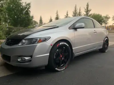 Selling my 2010 Honda Civic Si Coupe, a sporty and reliable ride that's ready for its next adventure...