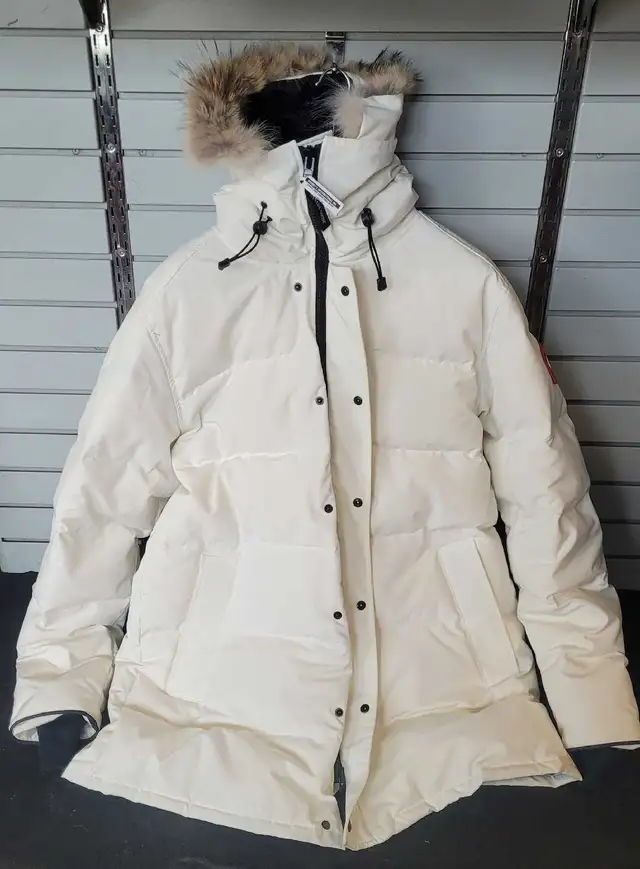 Canada Goose Carson Parka in Women's - Tops & Outerwear in Calgary - Image 2