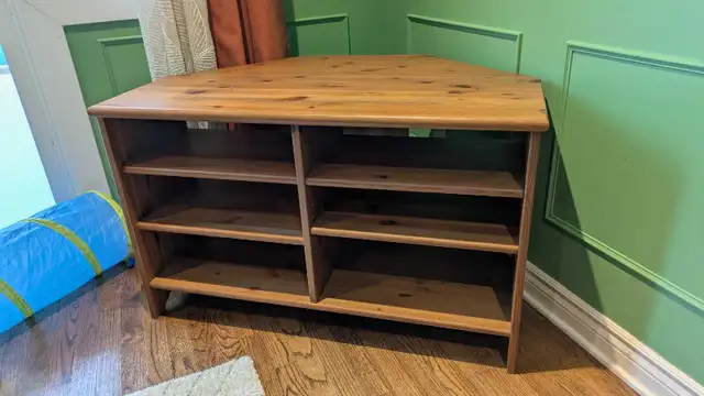 Corner TV table in Coffee Tables in Ottawa - Image 2