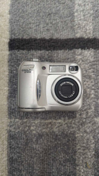 Nikon Coolpix 2100 2.0MP Digital Camera Silver, Vintage, w/ Memo