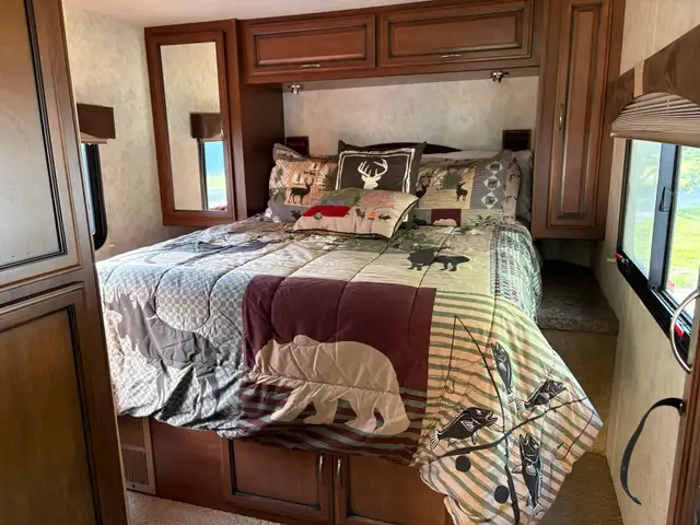 2012 28’ Class A Motorhome in RVs & Motorhomes in Grande Prairie - Image 7