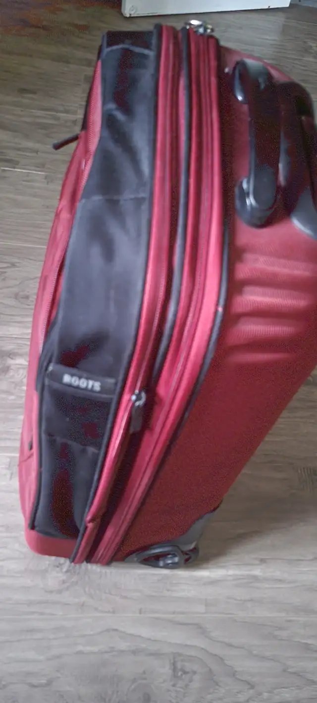 CARRY  ON ROOTS SUIT CASE LIKE NEW FOR SALE. in Bags & Luggage in Mississauga / Peel Region - Image 4