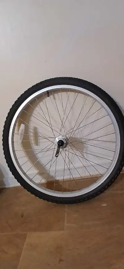 Aluminum 26 inch rim and kenda 26 inch hi traction tire. Holds air well.