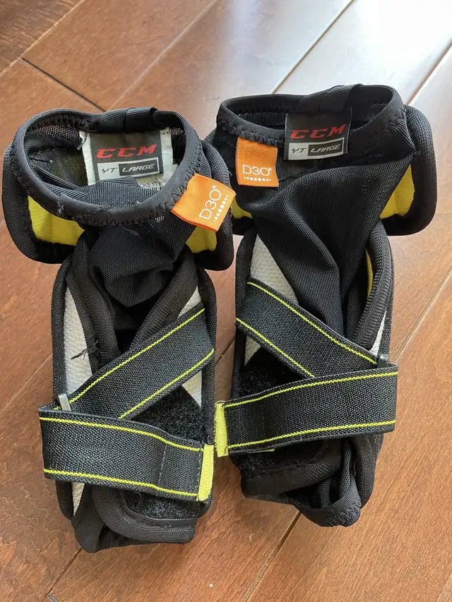 Hockey Elbow pad CCM Super Tracks D30 Youth Large  in Other in Calgary - Image 4